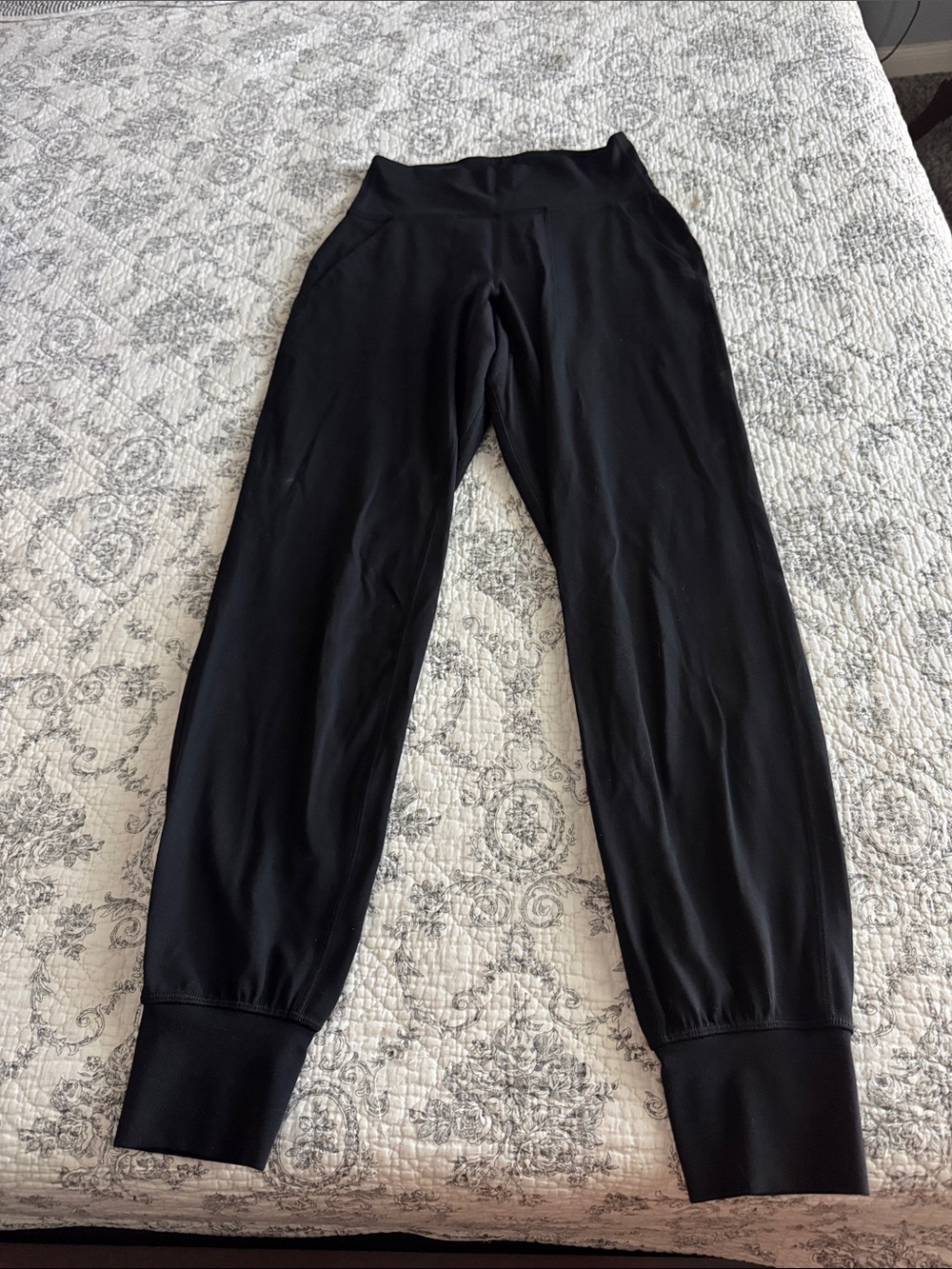 Lululemon Nulu Joggers with pockets size 4